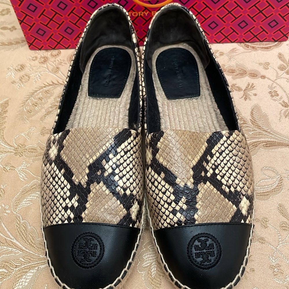 Tory Burch Style No 139382 Sand Drift/Perfect Black Color Block Snake size 10.5